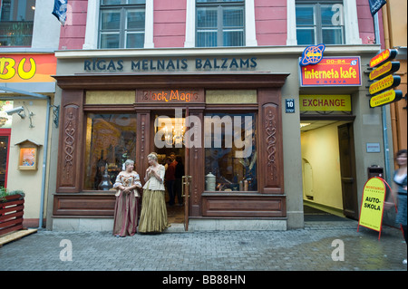 Dans la boutique traditionnelle Kalku iela, Riga, Lettonie, Pays Baltes Banque D'Images