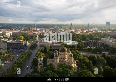 Vue sur Riga à partir de hôtel Lettonie avec la Cathédrale Orthodoxe Russe, Nativité du Christ Cathédrale, Riga, Lettonie, Pays Baltes Banque D'Images