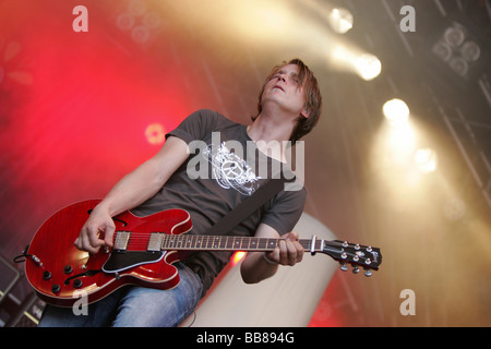 Jonas Pfetzing, guitariste du groupe de pop rock allemand et Juli en live au Heitere Open Air festival à Zofingen, sw Banque D'Images