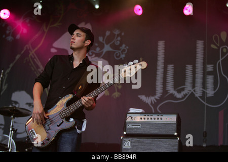 Andreas Herde, bassiste du groupe de pop rock allemand et Juli en live au Heitere Open Air festival à Zofingen, S Banque D'Images