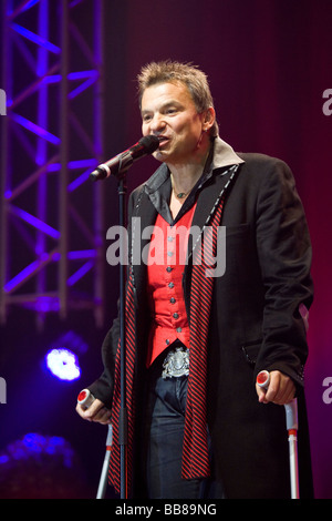 Markus Wolfahrt avec une jambe cassée, membre de la groupe folklorique autrichienne 'Die Klostertaler', 'live at the 9. Schlager Nacht' concer Banque D'Images