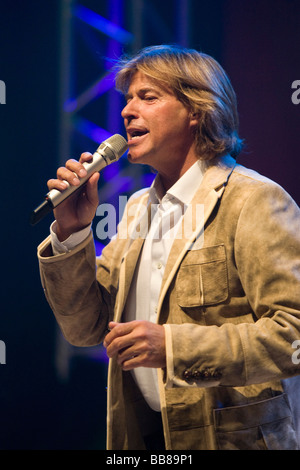 Pop autrichien Hansi Hinterseer, et chanteur, animateur et comédien, vivre au "9. Schlager Nacht' concert à l'Allmend fes Banque D'Images