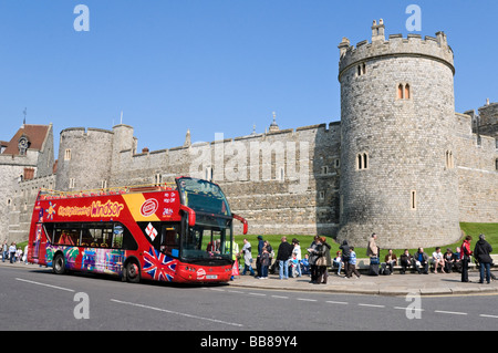 Le Château de Windsor Berkshire Angleterre tourbus Banque D'Images