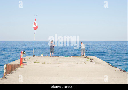 Deux hommes la pêche au large de la jetée à Dyer Bay Owen Sound (Ontario) Canada Banque D'Images