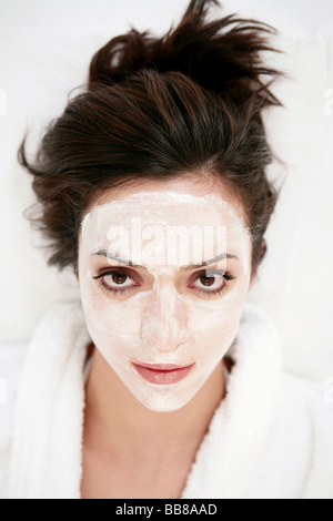 Portrait de jeune beauté visage de femme avec masque de visage Banque D'Images