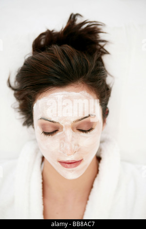 Portrait de jeune beauté visage de femme avec masque et fermer les yeux Banque D'Images