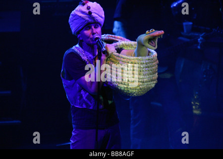 Klaus Eberhartinger, chanteur et leader de la musique pop autrichien Erste Allgemeine Verunsicherung 'bande', vivent dans la Lucerne Banque D'Images