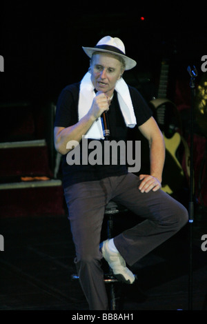 Klaus Eberhartinger, chanteur et leader de la musique pop autrichien Erste Allgemeine Verunsicherung 'bande', vivent dans la Lucerne Banque D'Images