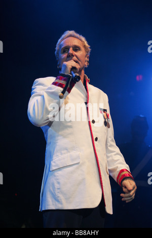 Klaus Eberhartinger, chanteur et leader de la musique pop autrichien Erste Allgemeine Verunsicherung 'bande', vivent dans la Lucerne Banque D'Images