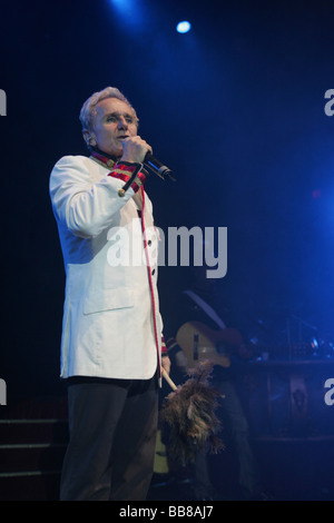 Klaus Eberhartinger, chanteur et leader de la musique pop autrichien Erste Allgemeine Verunsicherung 'bande', vivent dans la Lucerne Banque D'Images