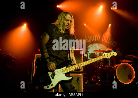 Johan Blomquist, bassiste du groupe de rock suédois Backyard Babies en live à Schueuer concert hall, Lucerne, Switze Banque D'Images