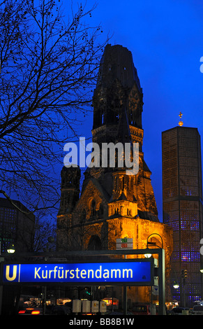 La station de métro Kurfürstendamm, l'Église du Souvenir de Berlin, Berlin, Allemagne Banque D'Images