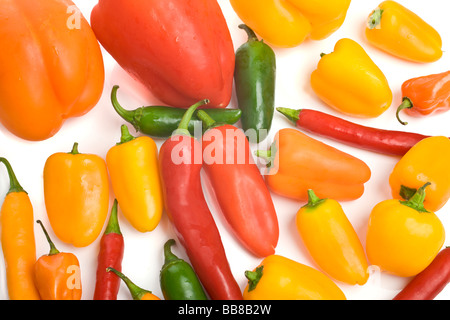 Mélange de légumes colorés, poivrons, pepperonis et piments Banque D'Images