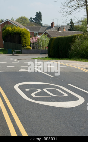 Cocarde peint sur la route pour montrer que le trafic est dans une zone avec une limite de vitesse de 20 mph et ralentisseur Banque D'Images