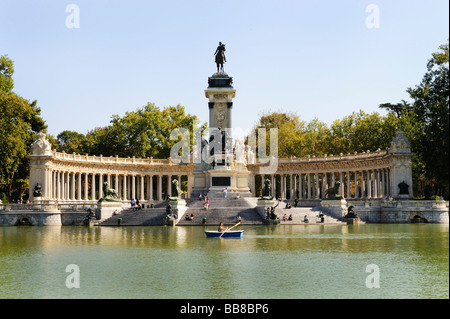 Parque del Buen Retiro, Parc de la retraite agréable ou d'El Retiro avec le monument à Alfonso XII, Madrid, Spain, Europe Banque D'Images