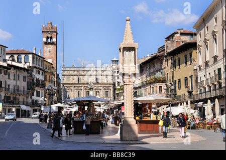 La place Piazza Erbe, Vérone, le lac de Garde, Italie, Europe Banque D'Images