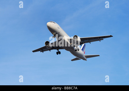 L'aviation commerciale, Air France KLM, escalade contre un ciel bleu, à partir de la perspective ci-dessous en diagonale Banque D'Images