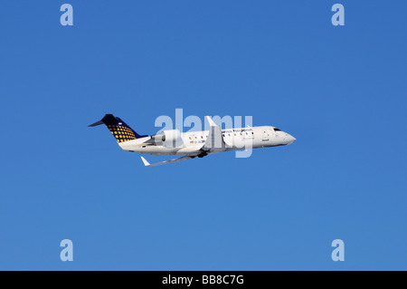 Avions commerciaux, Lufthansa Regional Eurowings, Canadair Regional Jet CRJ200, contre un ciel bleu Banque D'Images