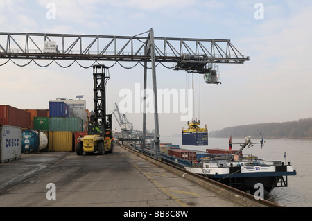 Port de Bonn, le transport d'un chariot élévateur gerbeur conteneur conteneur à la zone de travail de la grue à portique, porte-conteneurs, Magie, Banque D'Images