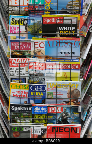 News rack avec des magazines internationaux, des marchands de Banque D'Images