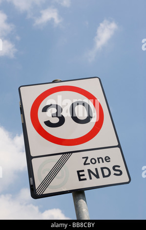 Panneau routier indiquant que le trafic est de quitter une zone de 20 mph, et les limites de vitesse est maintenant de 30 mph dans une ville en Angleterre Banque D'Images