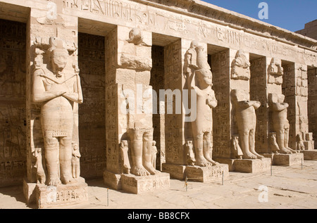 Temple funéraire de Ramsès III à Médinet Habou, Ramesseum, cour avec colonnade et statues, Thèbes Ouest, Luxor, Egypte, Af Banque D'Images