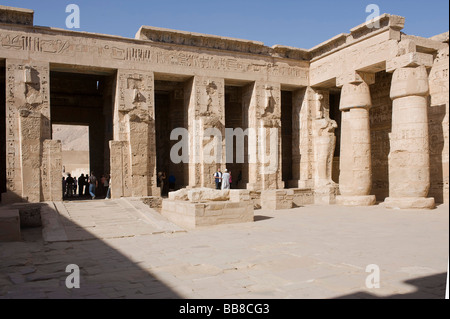 Temple funéraire de Ramsès III à Médinet Habou, Ramesseum, cour avec colonnade et statues, Thèbes Ouest, Luxor, Egypte, Af Banque D'Images