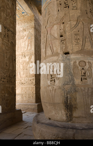 Temple funéraire de Ramsès III, à Medinet Habou Ramesseum, colonnes avec des hiéroglyphes, Thèbes Ouest, Luxor, Egypte, Afrique du Sud Banque D'Images