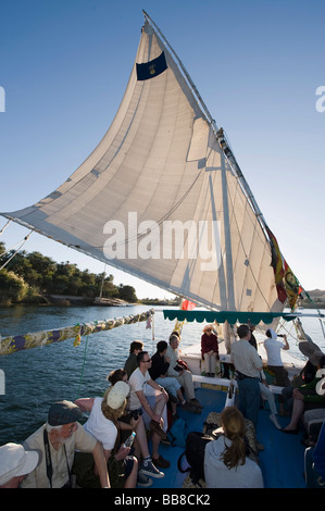 Les touristes sur une felouque sur le Nil, Assouan, Egypte, Afrique du Sud Banque D'Images