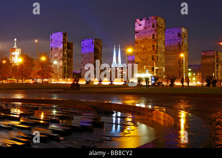 Église Nikolaikirche entre les vestiges du Palast der Republik, pendant le Festival de lumière à Berlin, Allemagne Banque D'Images