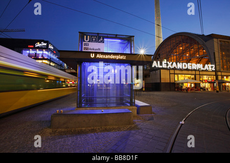 Tram et ascenseur dans l'Alexenderplatz gare de Berlin, Allemagne Banque D'Images