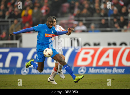 Duel avec un tir au but, Demba Ba, gauche, TSG 1899 Hoffenheim, contre l'acteur national Serdar Tasci, le VfB Stuttgart, droite Banque D'Images