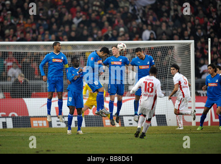 Coup de pied de pénalité par Cacau, le VfB Stuttgart, de gauche à droite, Isaac Vorsah, Boubacar Sanogo, Selim Teber, Matthias, Jessle Sejad Sa Banque D'Images