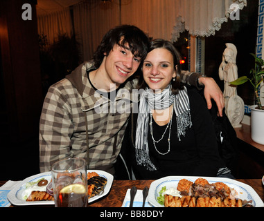 Jeune couple dans un restaurant grec Banque D'Images