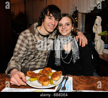 Jeune couple dans un restaurant grec Banque D'Images