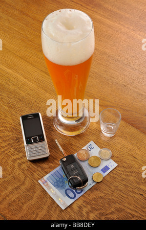 Bière de froment, clés de voiture, symbolique de l'alcool au volant Banque D'Images