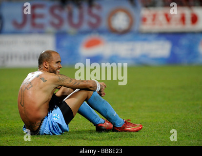 Orlando Smeekes, Stuttgarter Kickers, avec tatouages religieux, déçu, assis sur le plancher après avoir perdu, Jésus écrit sur Banque D'Images