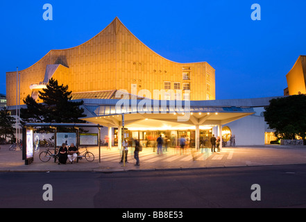 Salle de concert philharmonique de Berlin dans la soirée, Berlin, Germany, Europe Banque D'Images