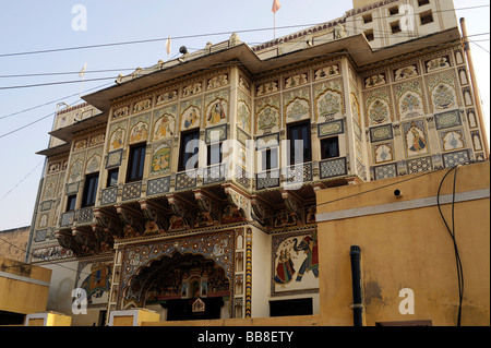 Façade peinte d'un haveli, maison de marchand, Mandawa, la région de Shekhawati, Rajasthan, Inde du Nord, en Asie du Sud Banque D'Images