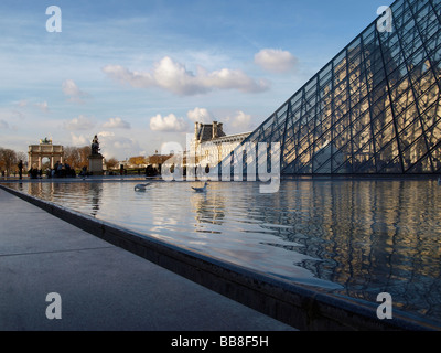 Pyramide du Louvre, et les petits de Triomphe, Paris, France, Europe Banque D'Images