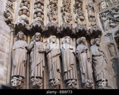 Statues de saints, détail de l'entrée du portail gothique Notre Dame de Paris, Paris, France, Europe Banque D'Images