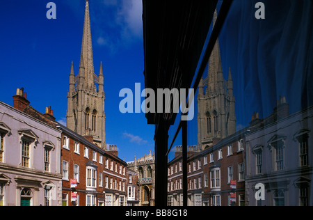 Vue de St James Church reflète dans une vitrine. Louth. Le Lincolnshire Wolds. Est de l'Angleterre. UK. Banque D'Images