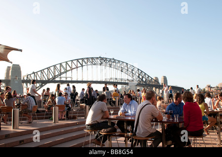 L'Opéra bar à l'extérieur de Sydney Opera House et le Harbour Bridge , Australie Banque D'Images