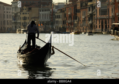 L'humeur du soir, Gondolier sur le Grand Canal, Venise, Italie, Europe Banque D'Images
