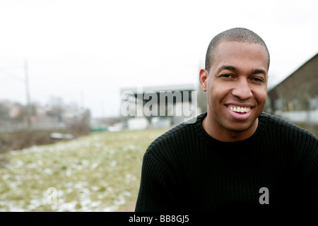 Le portrait d'un afro-américain smiling man Banque D'Images