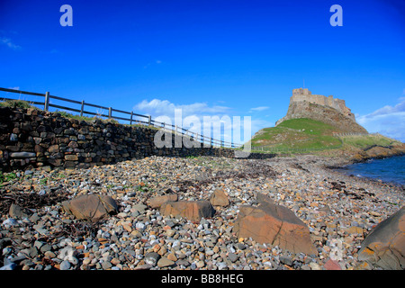 Château de Lindisfarne vue à partir de la plage à l'Île Sainte de la côte nord de Lindisfarne Comté de Northumbrie Northumbrie England UK Banque D'Images