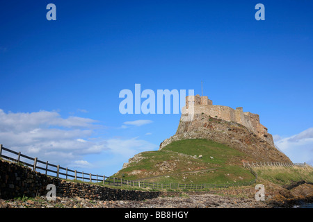 Château de Lindisfarne vue à partir de la plage à l'Île Sainte de la côte nord de Lindisfarne Comté de Northumbrie Northumbrie England UK Banque D'Images