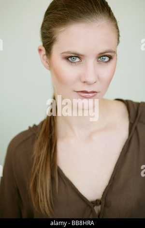Portrait de jeune femme élégante avec make up