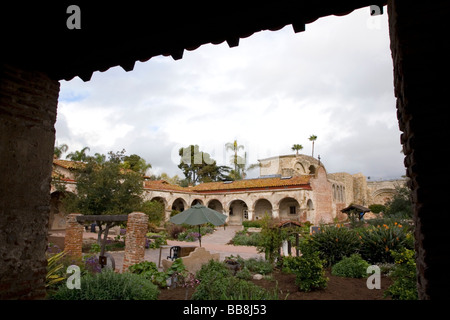 Cour intérieure de la Mission San Juan Capistrano California USA Banque D'Images