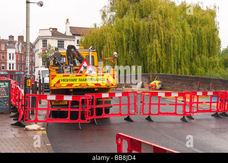 Un camion d'entretien routier et les travailleurs qui travaillent sur la route et la chaussée à Norwich, Norfolk, UK Banque D'Images